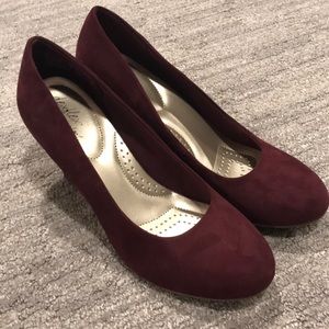 Women’s wine colored suede wedges
